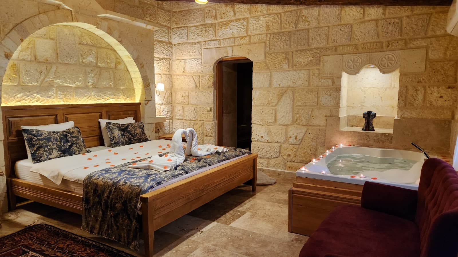 Jakuzili ve Balkonlu Suit - 2