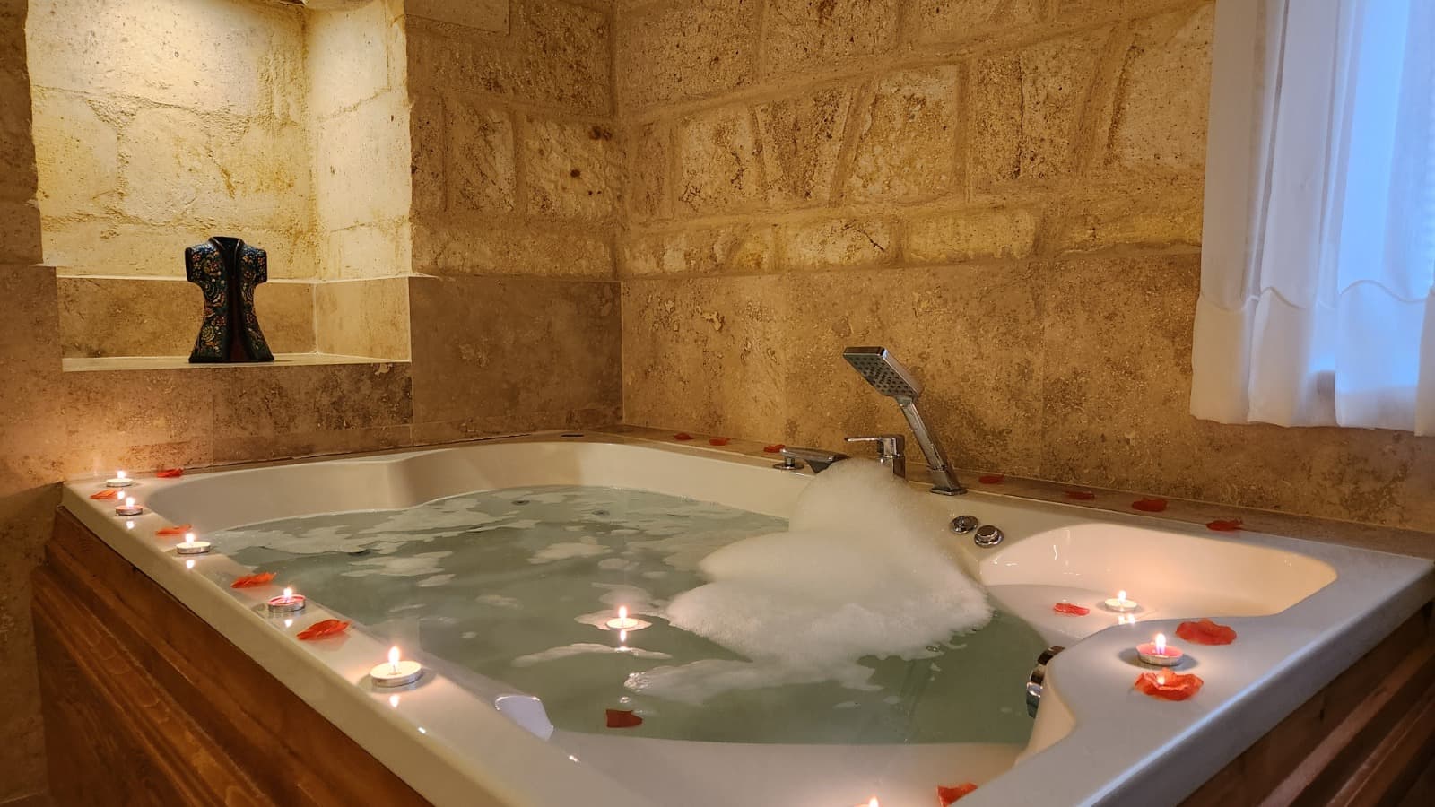 Jakuzili ve Balkonlu Suit - 3