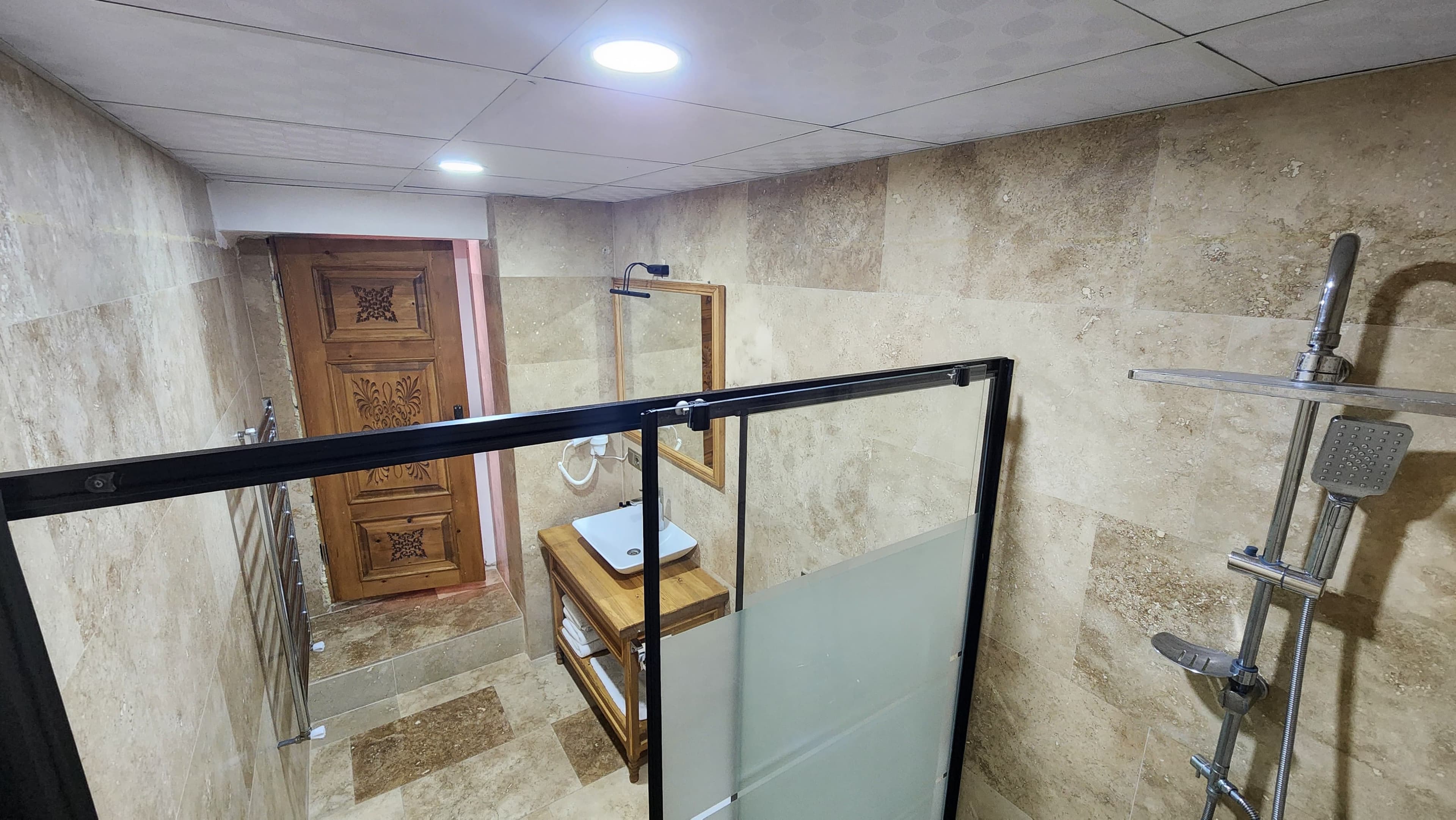 Jakuzili ve Balkonlu Suit image 8