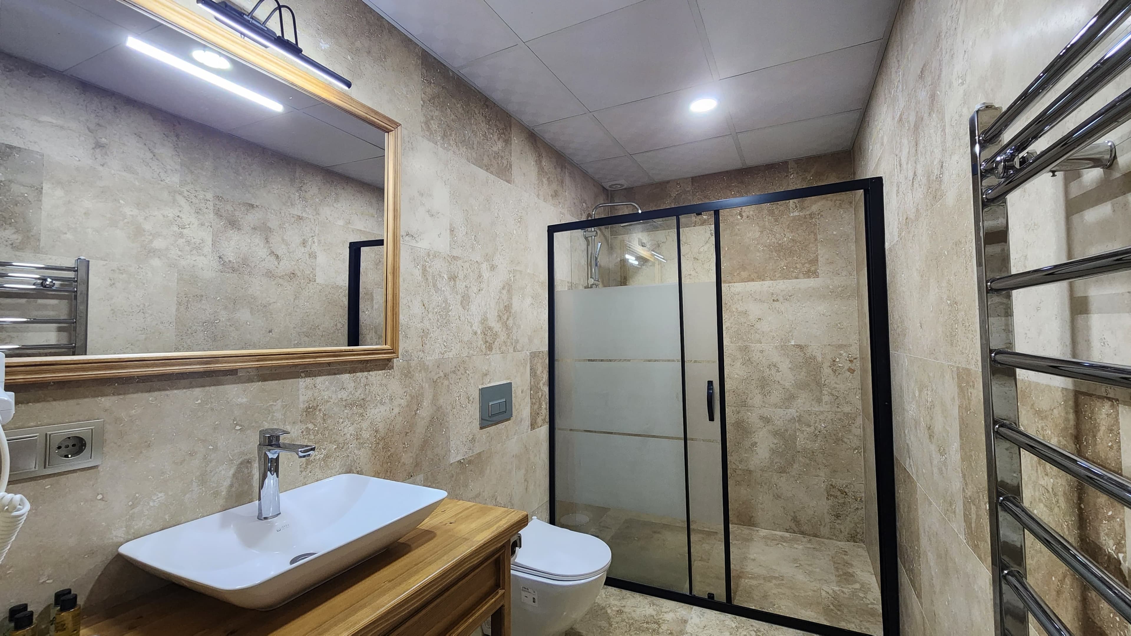 Jakuzili ve Balkonlu Suit image 9